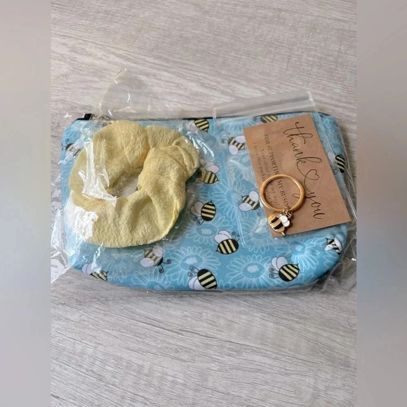 Bumble bee 🐝 cosmetic bag with matching keychain and ponytail. - Picture 2 of 9